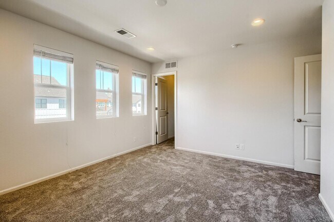 Building Photo - 3 Bed 2.5 Bath End Unit Home with FENCED Y...