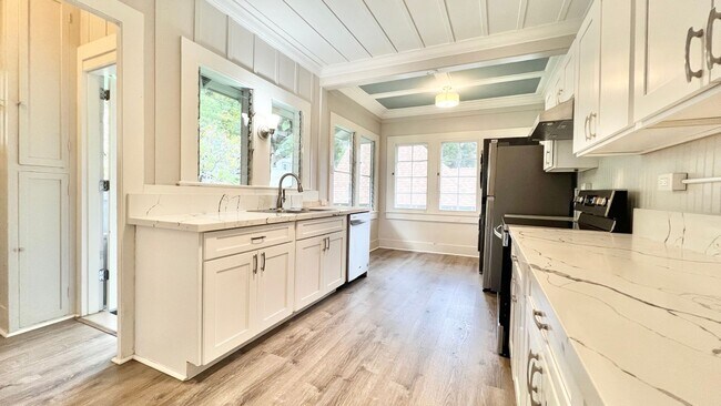 Building Photo - UPDATED 3 BEDROOM HOME IN DESIRABLE MANOA