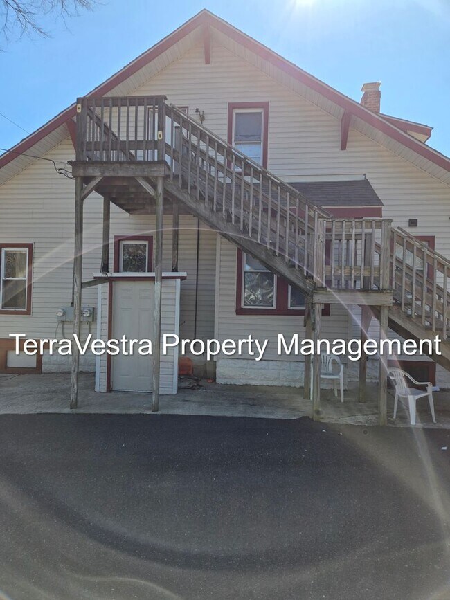 Building Photo - Now Showing for 2026-2027 School Year! College Rental 6 Bed 2 Kitchens