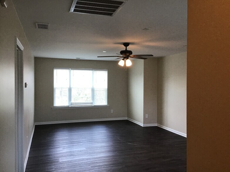 Building Photo - 1613 Deer Meadows Dr