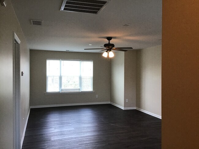 Building Photo - 1613 Deer Meadows Dr