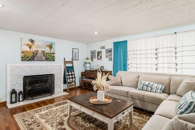 Building Photo - 711 Country Club Rd