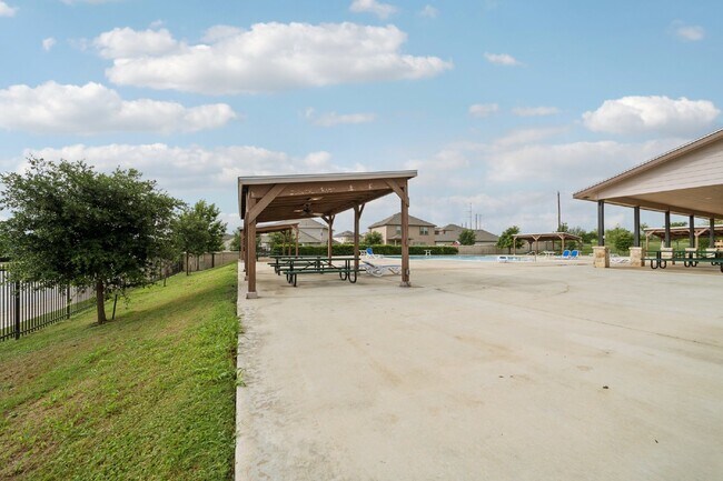 Building Photo - Price Improvement! This 4 bed, 2.5 bath ho...