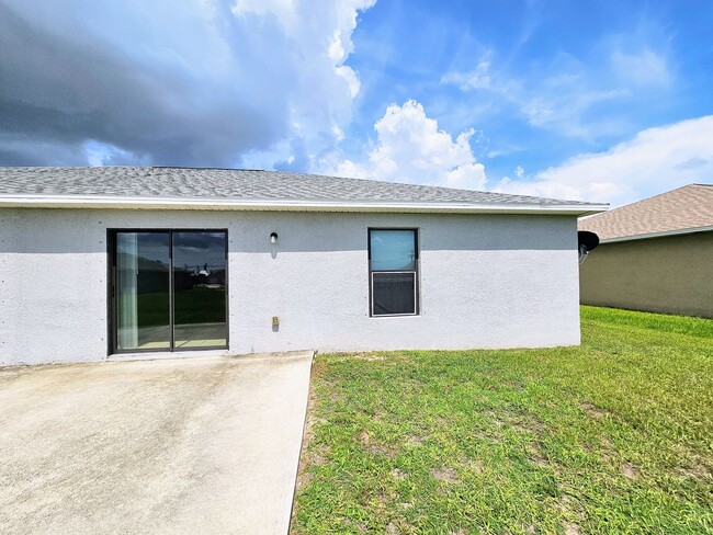 Building Photo - Like New  3 bedroom, 2bath 1 car garage