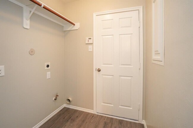 Building Photo - 7907 Flowing Oak Ln