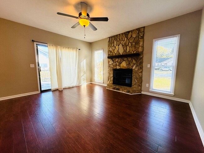 Building Photo - Middle Creek