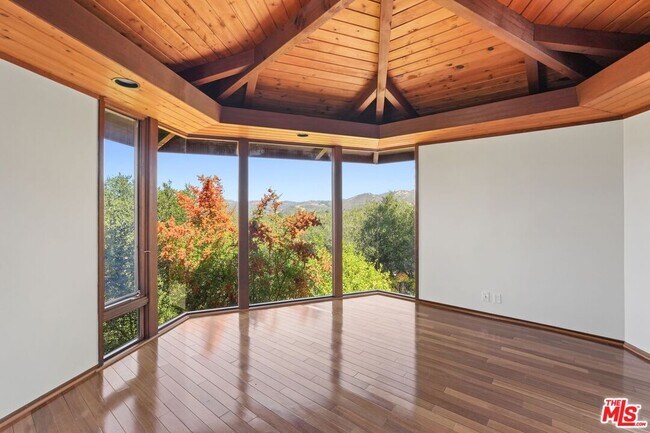 Building Photo - 21277 Entrada Rd