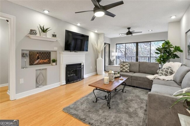 Building Photo - 1110 Pine Heights Dr NE