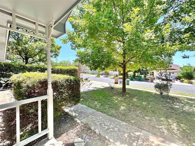Building Photo - 902 Pyegrave Pl