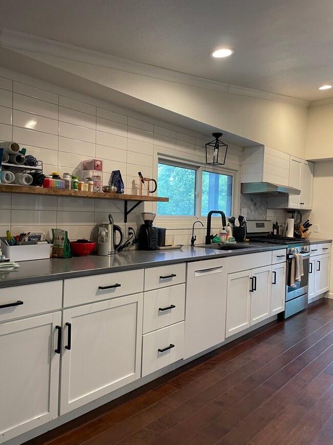 Building Photo - 1721 N High Point Rd