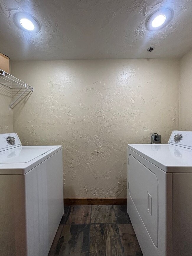 Building Photo - MOVE IN SPECIAL! 1 BEDROOM @ JORDAN CREEK ...