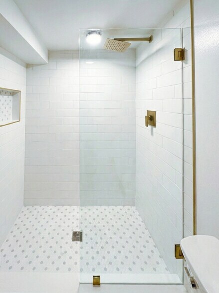 Updated full bathroom with modern fixtures - 6471 Grommet Dr