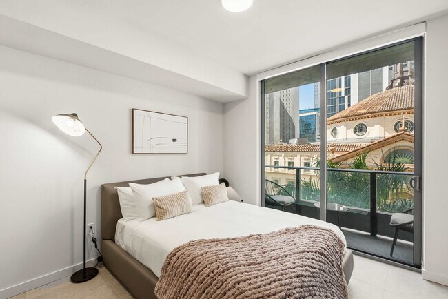 Building Photo - 121 NE 5th St