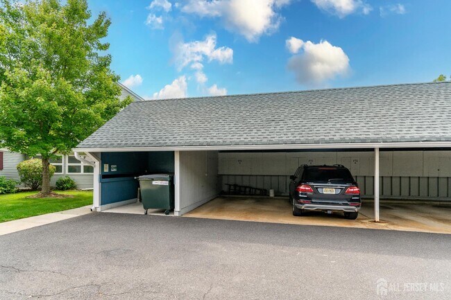 Building Photo - 456 Roxbury Ln