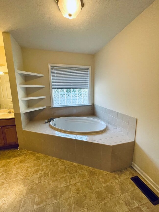 Building Photo - Updated Duplex for Rent