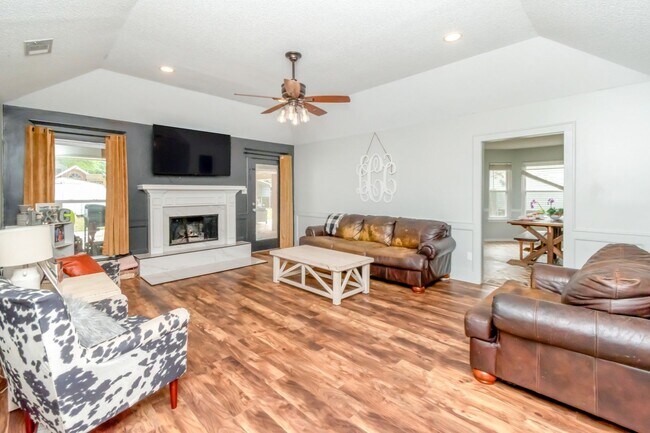 Building Photo - Great house with a pool in Satsuma!