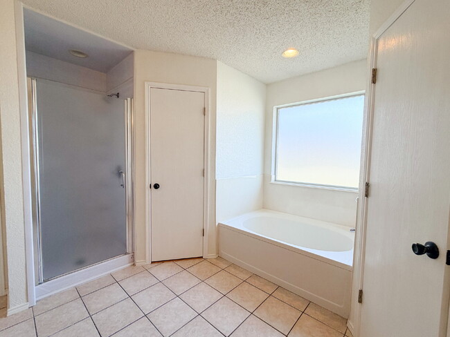 Building Photo - 3 Bedroom, 2 Bath Home in Crowley on Corner Lot