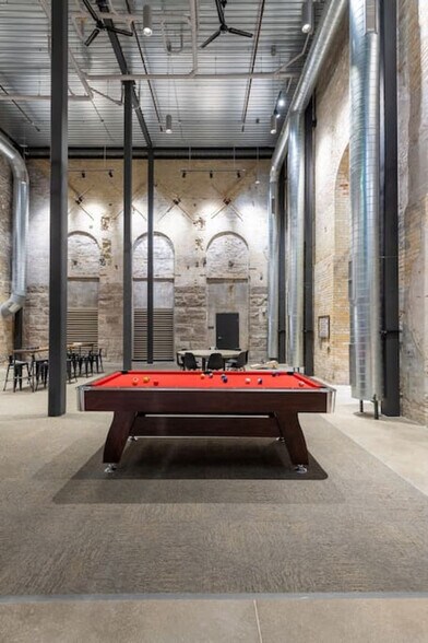 Building Photo - 1009 W Juneau Ave