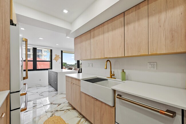 Building Photo - 5480 N Ocean Dr