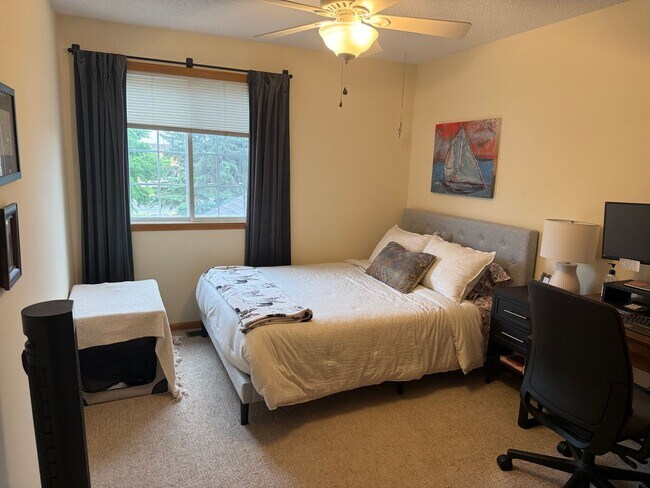 Building Photo - 2 Bed | 1.5 Bath Townhome with Attached Garage- Apple Valley -Available NOW