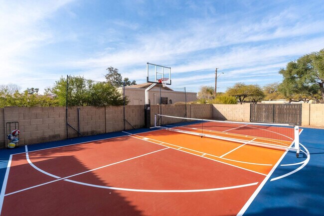 Building Photo - 6235 E Thunderbird Rd