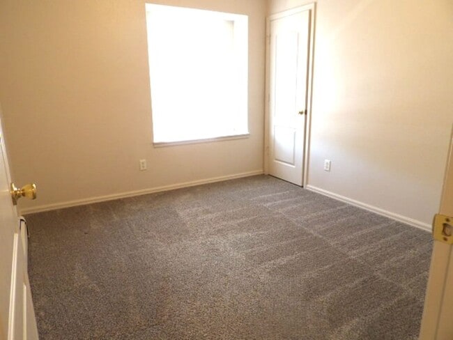 Building Photo - 4 bed/2.5 bath Single Family Home