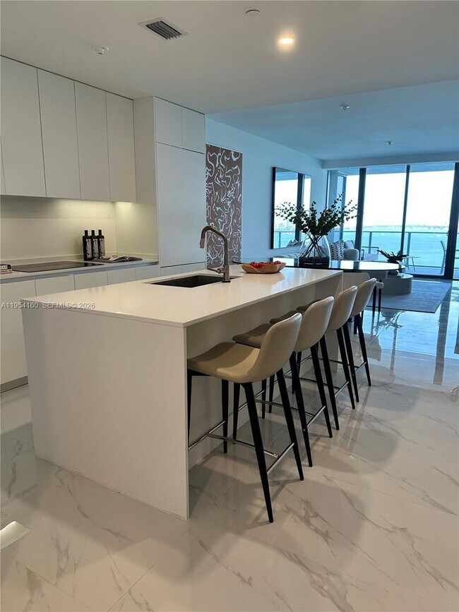 Building Photo - 700 NE 24th St