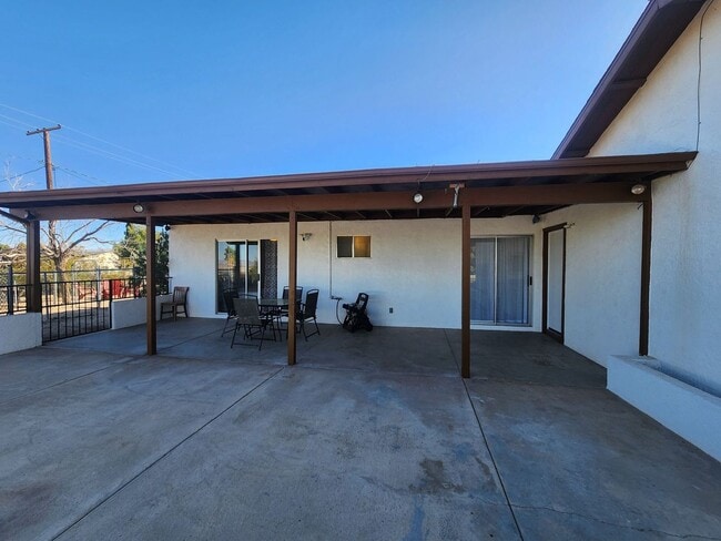 Building Photo - Fully Furnished! Move in with just a suitcase!