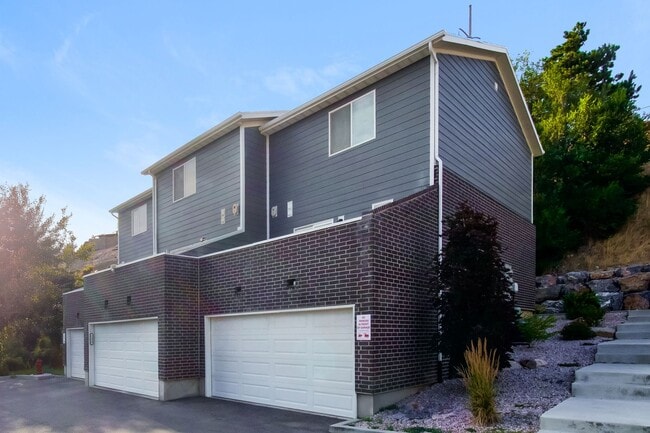 Building Photo - Spacious 3 Bed, 2.5 Bath Pet-Friendly Home with Central Air & 2-Car Garage! - Available on NOW!