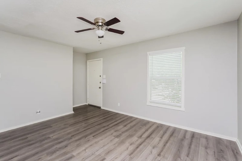 Building Photo - 5111 Royal Dr