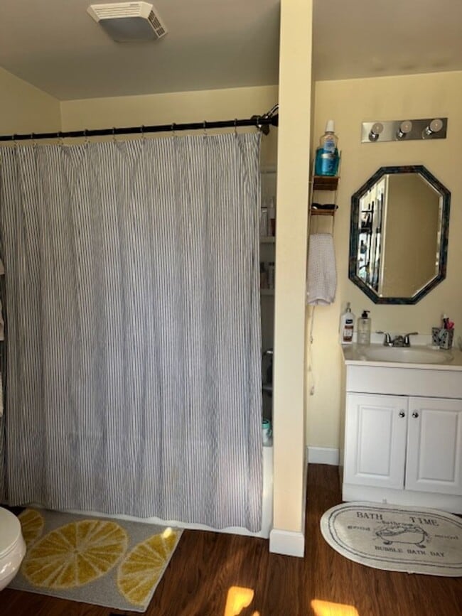 Building Photo - 215 N Lewis St