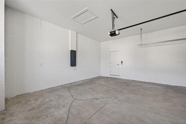 Building Photo - 511 Sweetwater Dr