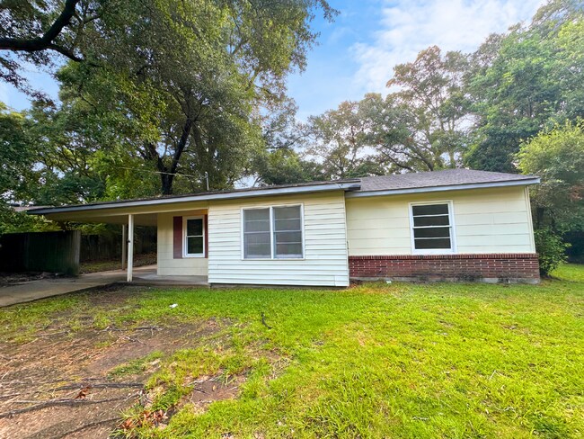 Building Photo - 1616 Gilda Cir