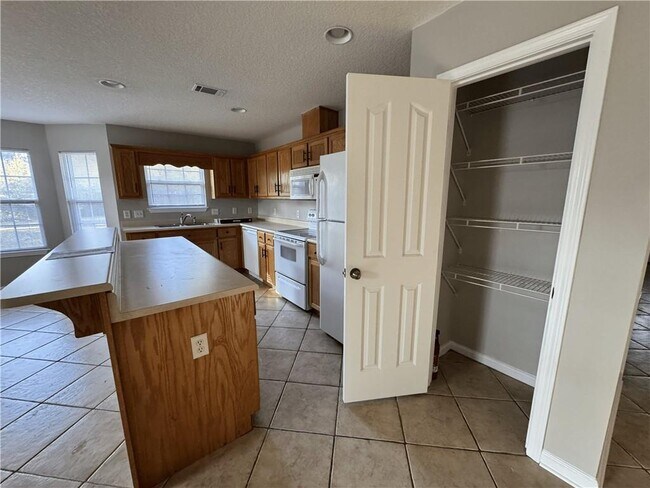 Building Photo - 104 Windridge Dr