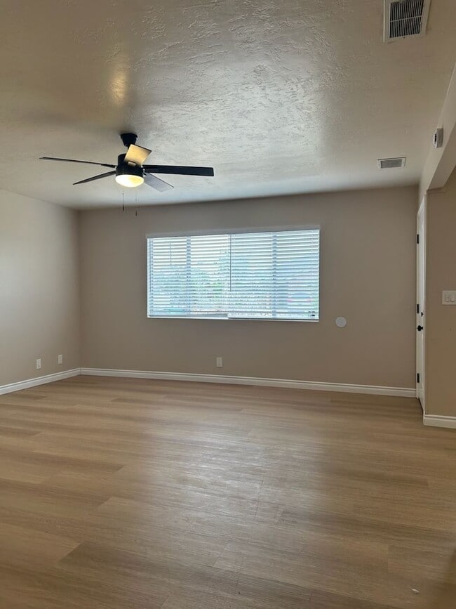 Building Photo - Please call Vaughn Realty, 760-446-6561 to set up an appointment.