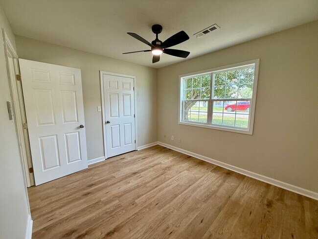 Building Photo - 3 Bedroom/2 Bathroom HOME FOR THE HOLIDAYS...