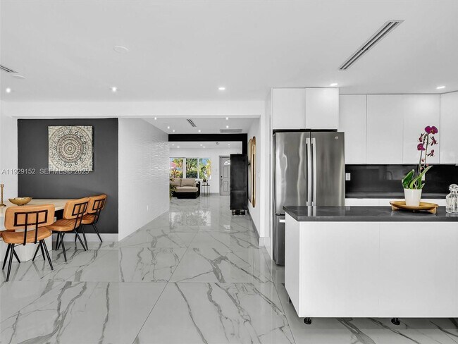 Building Photo - 440 SE 8th Ave