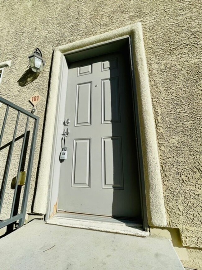 Building Photo - WONDERFUL 2 BED CONDO W/ ATTACHED GARAGE IN GATED COMMUNITY!