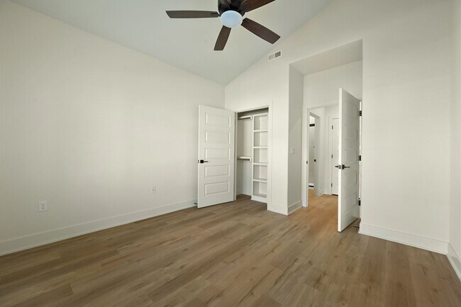 Building Photo - 100-102 Amberwood Ct
