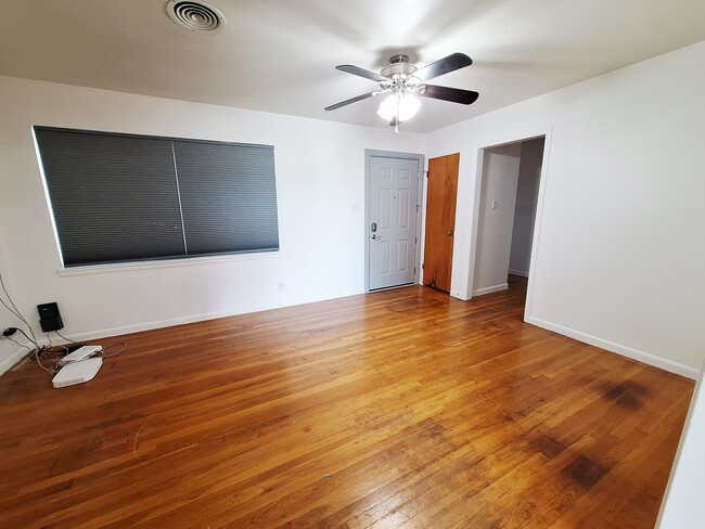 Building Photo - 907 Jefferis Ave