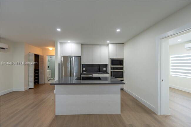 Building Photo - 1615 NE 9th St