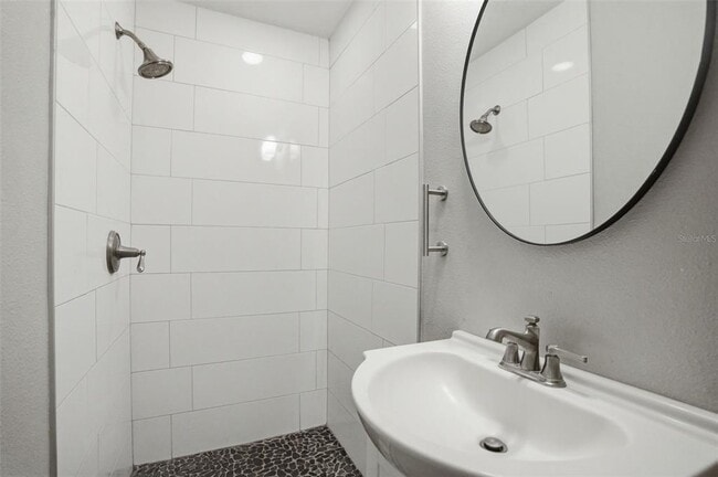 Building Photo - 727 N Himes Ave