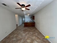 Building Photo - Great 2 Bedroom Unit in Crestview!