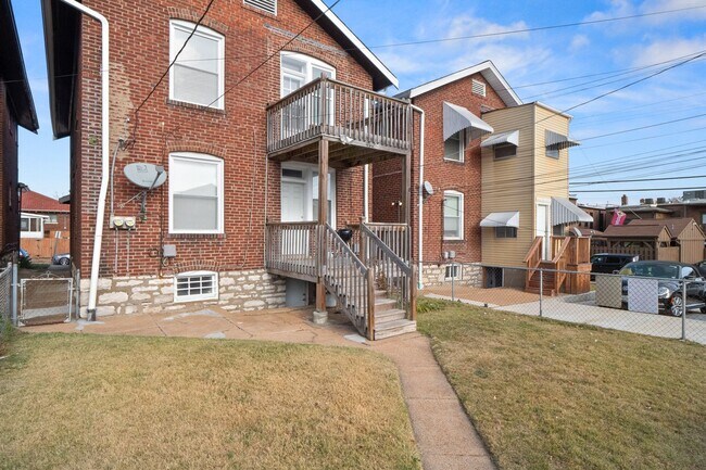 Building Photo - 4918 Tholozan Ave