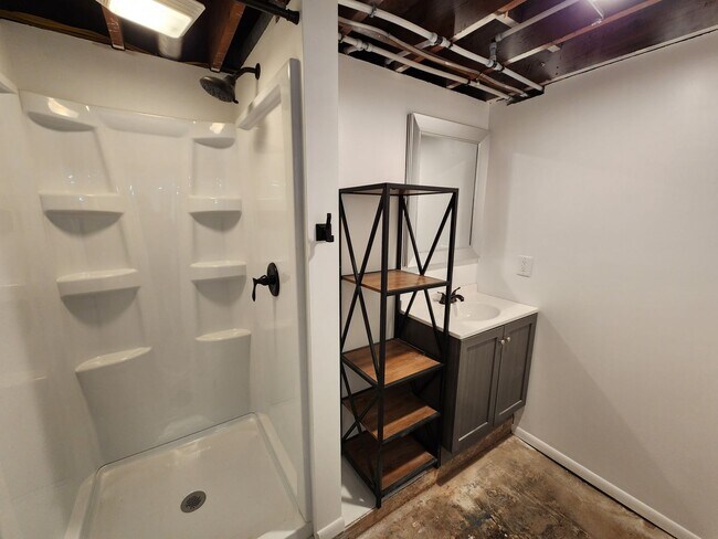 Building Photo - Remodeled 3-4 bedroom 2 bath house