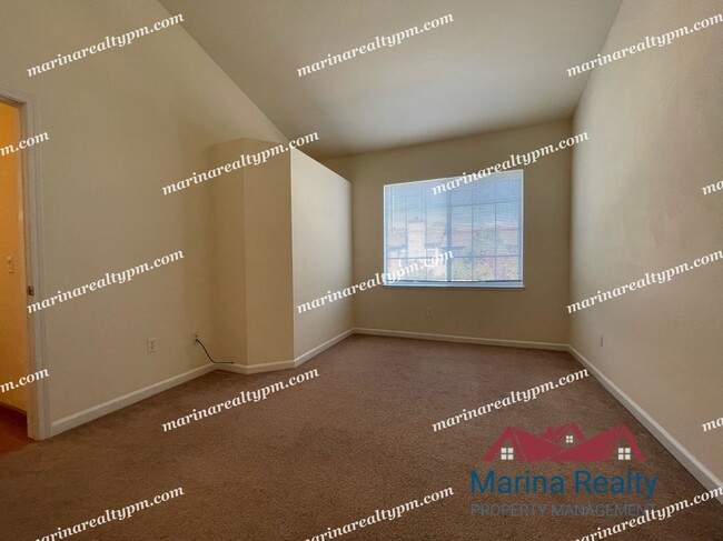 Building Photo - 2 Bedroom, 2 Bath Beautiful Townhouse Cond...