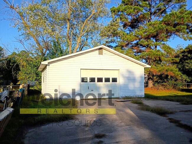Building Photo - 3-Bed Home with Great Garage/Shop & Convenient Location