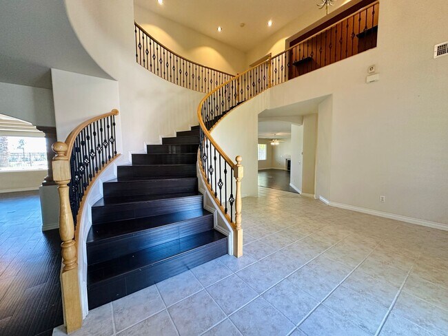 Building Photo - GORGEOUS 2 STORY HOME WITH A GRAND ENTRY &...