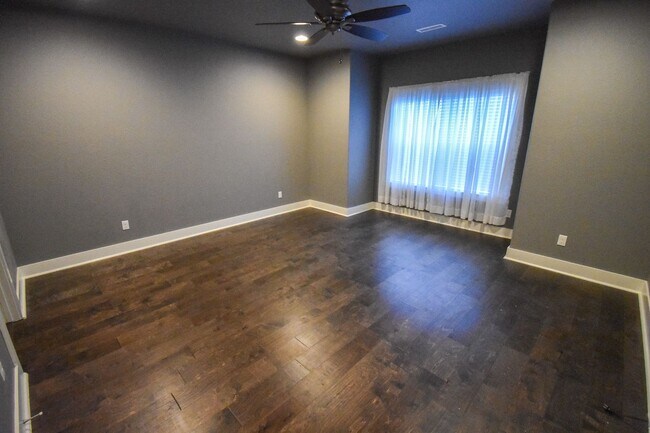 Building Photo - Stunning 3 Bedroom, 2.5 Bathroom Home in F...