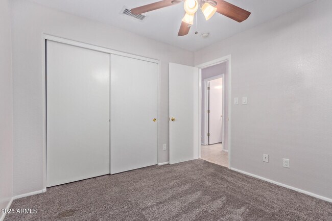 Building Photo - 208 E Devon Dr